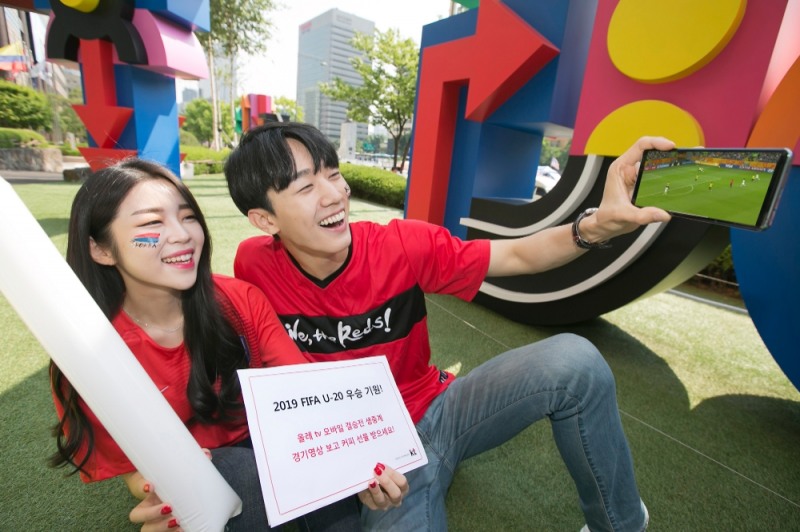△KT 모델들이 스마트폰을 이용하여 축구 중계를 보는 모습을 시연하고 있다/사진=KT
