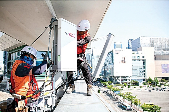 ▲ SK텔레콤 직원들이 기지국을 구축하고 있다.