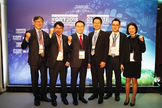 지난해 11월 프랑스 파리에서 열린 ‘유엔환경계획 금융부문(UN FI) 글로벌 라운드테이블’ 행사를 마치고 조용병 신한금융 회장(왼쪽에서 세 번째)이 기념촬영을 하고 있다. / 사진 = 신한금융지주