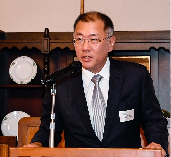 정의선 수석부회장이 14일 수소위원회가 개최한 만찬에서 공동회장 자격으로 환영사를 하고 있다. (사진=현대차그룹)