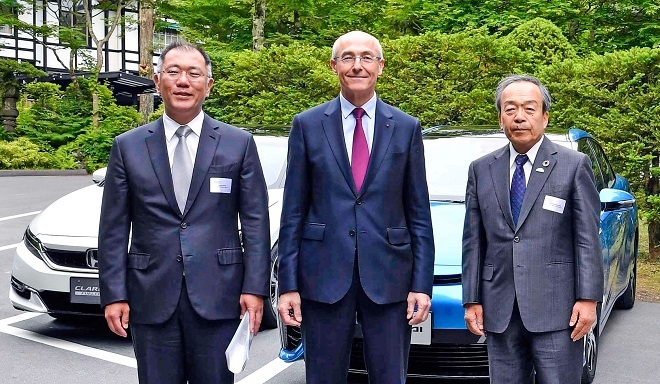 (왼쪽부터) 정의선 현대차그룹 수석부회장, 베누아 포티에 에어리퀴드 회장, 우치야마다 다케시 토요타 회장.