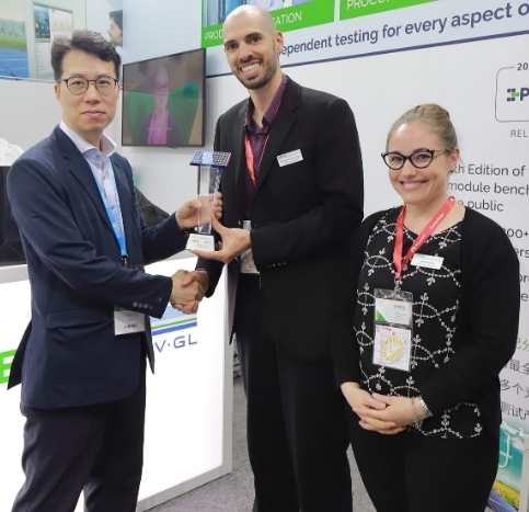 이승윤 한화큐셀 글로벌 제품관리 팀장이 '2019 PV 모듈 신뢰성 평가'서 'Top Peformer'를 수상하고 있다(사진=한화큐셀)