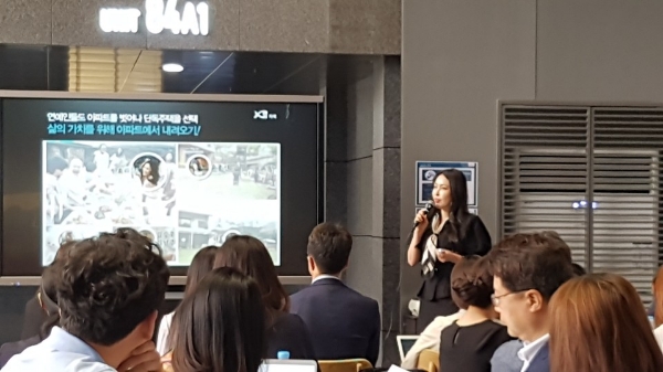 삼송자이더빌리지 분양 관계자가 해당 단지에 대해서 설명하고 있다.