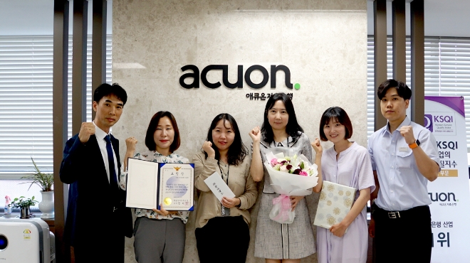 70대 보이스피싱 피해 막은 애큐온저축은행, 강북경찰 표창받아애큐온저축은행은 지난 17일 전화금융사기(보이스피싱) 피해를 막아 서울 강북경찰서 표창을 받았다. 표창장을 받은 임남석(왼쪽) 애큐온저축은행 수유지점장과 동료들이 기념촬영을 하고 있다. / 사진 = 애큐온저축은행