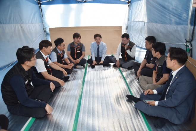 더불어민주당 이인영 원내대표가 카드사 노조 관계자들과 면담을 진행하고 있다. / 사진 = 사무금융노조