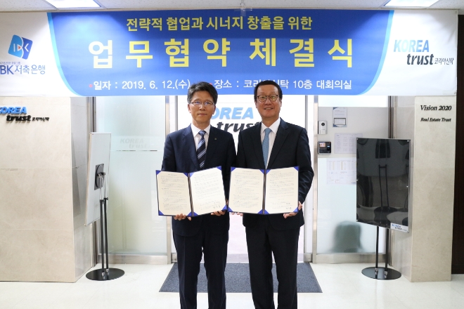 장세홍(왼쪽) IBK저축은행 대표이사가 최익종 코리아신탁 대표이사와 업무제휴 체결 후 기념촬영을 하고 있다. / 사진 = IBK저축은행