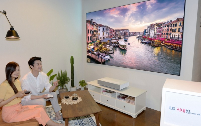 △LG전자 모델들이 새로이 출시한 시네빔을 홍보하고 있다/사진=LG전자