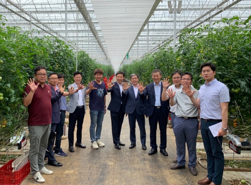 허정수 하랑농장 대표(왼쪽에서 다섯번째), 정용석 농협은행 부행장(왼쪽에서 일곱번째), 김장근 전북영업본부장(왼쪽에서 여덟번째)이 농업금융컨설팅 현장 간담회 후 기념촬영을 하고 있다./사진=NH농협은행