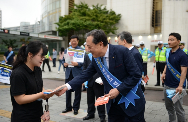 박차훈 새마을금고중앙회장이 보이스피싱 예방 가두캠페인으로 시민에게 전단지를 나눠주고 있다. / 사진 = 새마을금고중앙회