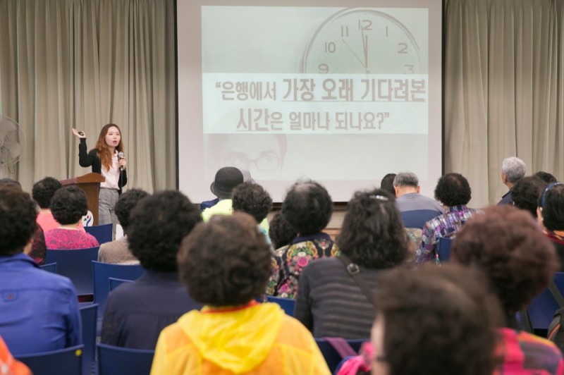 19일 케이뱅크 강사가 구로노인종합복지관에서 약 100여 명의 어르신들을 대상으로 시니어 디지털 금융 교육을 진행하고 있는 모습./사진=케이뱅크