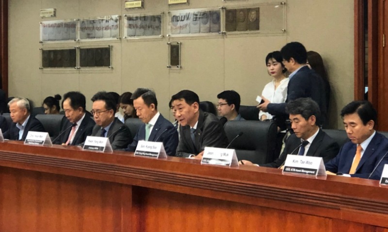 ▲권용원 금융투자협회장(왼쪽에서 다섯번 째)이 20일 서울 여의도 금투센터에서 열린 ‘베트남 경제부총리 간담회’에서 환영사를 하고 있다./사진=한국금융신문