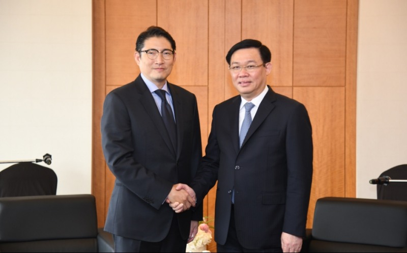 △조현준 효성 회장(왼쪽)이 19일 브엉 딘 후에(Vuong Dinh Hue) 베트남 부총리(오른쪽)와 만나 상호 협력을 강화해 나가기로 약속했다/사진=효성