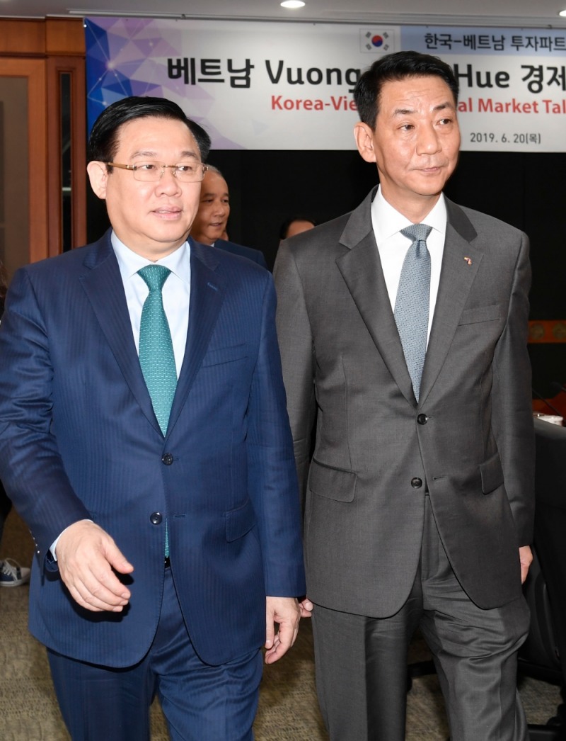 ▲브엉 딘 후에(Vuong Dinh Hue) 베트남 경제부총리와 권용원 금융투자협회장./사진=금융투자협회