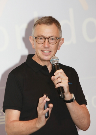 △롭 웰스 워크데이 아시아 사장이 1000명을 대상으로 한 디지털 트랜스포메이션 서베이 결과를 발표하는 모습/사진=오승혁 기자