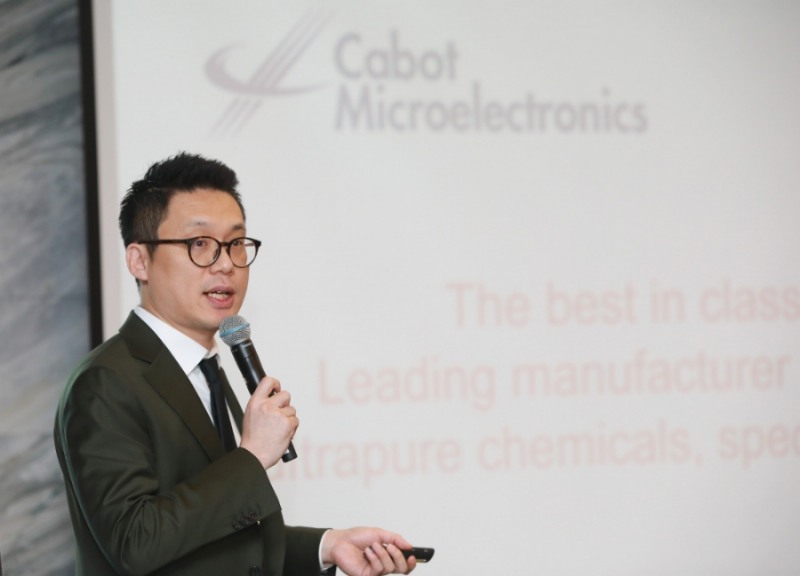 △우형진 캐봇 마이크로일렉트로닉스 아태평양 인사 총괄자가 디지털 트랜스포메이션 성공 사례를 발표하는 모습/사진=오승혁 기자