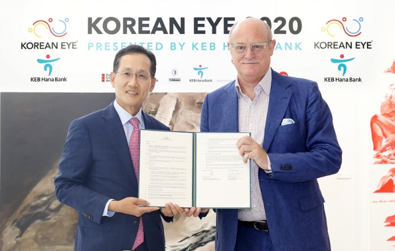 KEB하나은행이 한국 신진작가들을 위한 글로벌 진출 프로젝트 'Korean Eye 2020'를 후원하고 ‘Korean Eye 2020 : 한국 동시대 미술’ 전시의 메인 스폰서로 참여한다. 을지로 본점 기념 전시회 시작에 앞서 지성규 KEB하나은행장(사진 왼쪽)이 데이비드 시클리티라(David Ciclitira, PCA Chairman & Founder) PCA 회장 겸 창립자와 함께 기념촬영을 하고 있다. / 사진= KEB하나은행