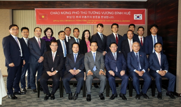 김상열 호반그룹 회장(사진 앞쪽 가운데)은 20일 부엉 딘 후에(Vuong Dinh Hue) 베트남 부총리와 오찬 회동을 가졌다. 사진=호반그룹.