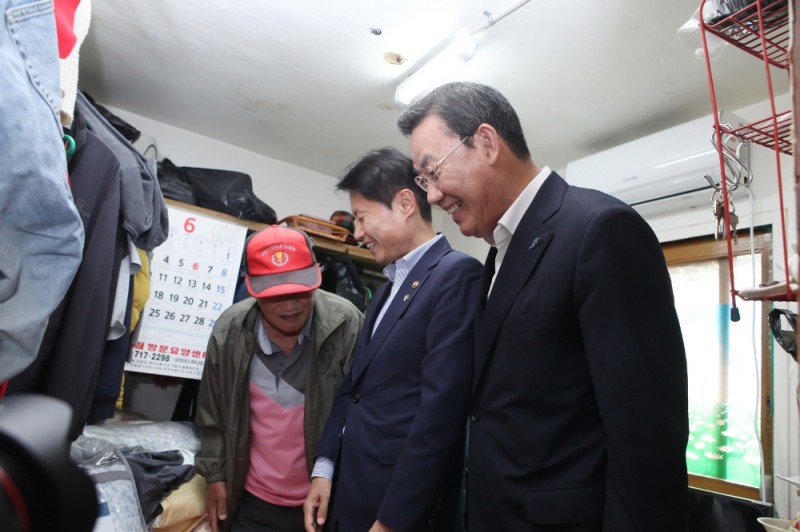김태영 은행연합회장(오른쪽에서 첫 번째)과 김강립 보건복지부 차관(오른쪽에서 두 번째)이 20일 은행연합회의 '착한바람 캠페인' 후원으로 에어컨이 처음 설치된 서울 용산구 소재 독거노인 가정을 방문하여 어르신께 안부를 묻고 후원에 대한 이야기를 나누고 있다. / 사진= 은행연합회
