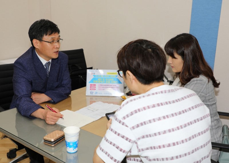 지난 20일 수협은행 구리지점에서 고객 맞춤형 일대일 세무상담 서비스를 진행하고 있다./사진=수협은행