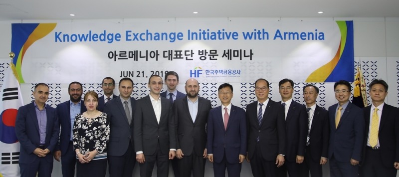 이정환 주택금융공사 사장(오른쪽에서 여섯번째)이 21일 부산시 문현금융로 국제금융센터에서 아르메니아 주택금융기관 NMC·중앙은행 등 금융기관 대표단과 함께 ‘아르메니아 대표단 방문 세미나’를 가진 후 기념촬영을 하고 있다./사진=주택금융공사