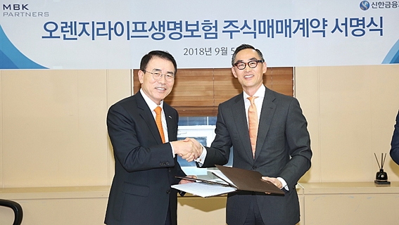 신한금융지주는 2018년 9월 오렌지라이프(59.15%) 주식매매계약을 체결했다. 왼쪽이 조용병 회장. / 사진 = 신한금융지주