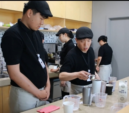 SK이노베이션의 자회사형 장애인 표준사업장 ‘행복키움’이 운영하는 ‘카페 행복’에서 장애인 근로자들이 바리스타 교육을 받고 있다(사진=SK이노베이션)