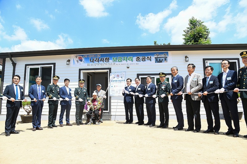 △지난 18일 효성 등이 지원해 건립한 6.25 참전용사들의 보금자리를 후원하는 사업인 ‘나라사랑보금자리’ 주택 준공식에 참석했다/사진=효성