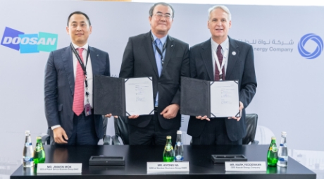 목진원 두산중공업 파워서비스BG장(왼쪽)과 나기용 두산중공업 원자력BG장(가운데), 마크 레드먼 Nawah CEO(오른쪽)가 원전의 정비 사업 계약을 체결하고 있다(사진=두산중공업)
