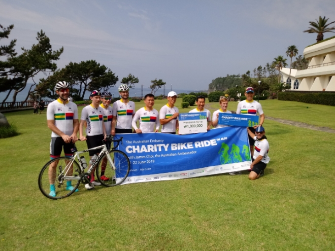 지난 21일부터 이틀간 열린 제주도 자전거 종주 행사에 참여한 제임스 최 주한호주대사(오른쪽부터 세번째)와 가수 지누션의 션(네번째)이 기금 모금을 기념해 사진을 찍고 있다. / 사진 = 페퍼저축은행