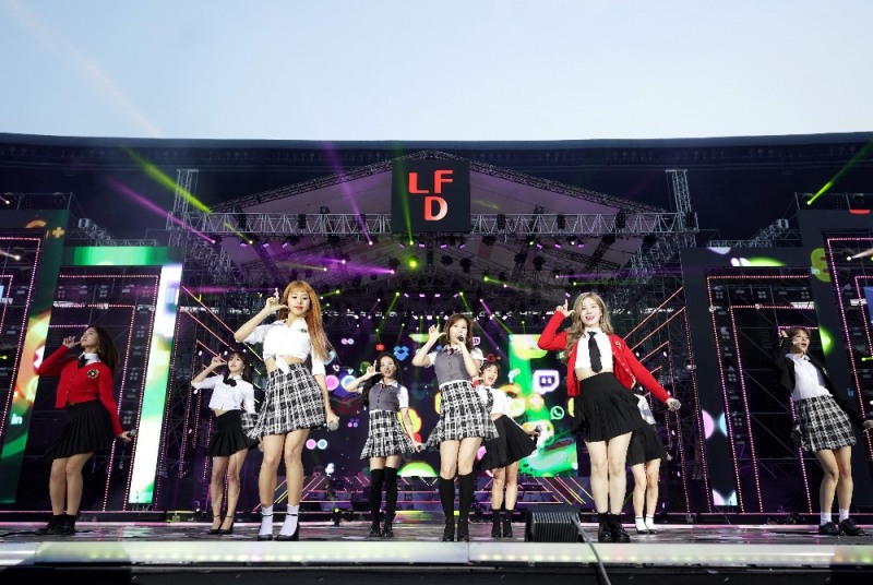 지난해 잠실주경기장에서 진행된 롯데면세점 패밀리콘서트에서 공연 중인 롯데면세점 모델 트와이스. /사진제공=롯데면세점