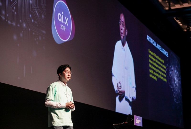 ●김윤 SK텔레콤 AI센터장이 'ai.x 2019' 컨퍼런스의 시작을 알리는 기조연설을 하고 있다/사진=SK텔레콤