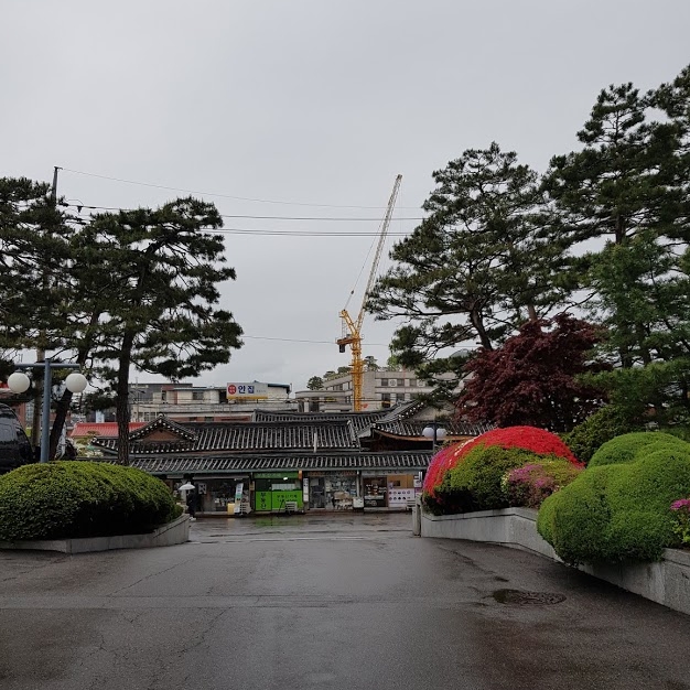 △안국역 근방 현대 사옥에서 카페 어니언 안국이 위치한 건물이 보이는 모습. 한옥의 특징을 잘 살려 기존 가게들과 조화로이 카페를 개설했다/사진=오승혁 기자