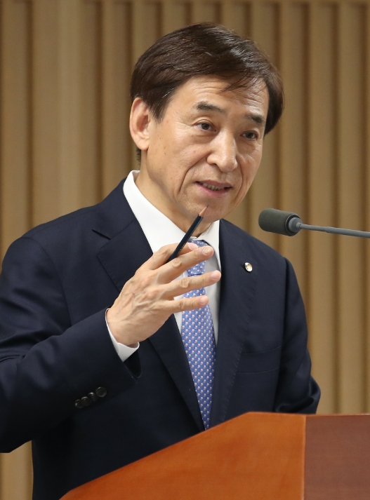 사진=이주열 한은 총재. 이 총재가 25일 물가목표를 설명하는 모습.