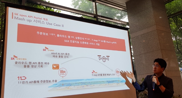 △박진효 SK텔레콤 ICT기술센터장이 SK 오픈API 포털의 매쉬 업 서비스 사용 사례를 설명하는 모습/사진=오승혁 기자