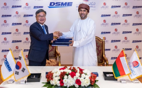 대우조선해양 이성근 사장(왼쪽)과 압둘라흐만 살림 알 하트미 ASYAD 그룹 (Abdulrahman Salim Al Hatmi) 회장이 선박 수주 계약을 했다(사진=대우조선해양)