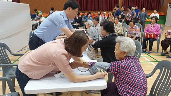 27일 농협중앙회 강원지역본부가 산불피해 지역 농업인 600여명을 대상으로 '농업인행복버스' 의료 지원을 진행하고 있다./사진제공=농협중앙회 강원지역본부