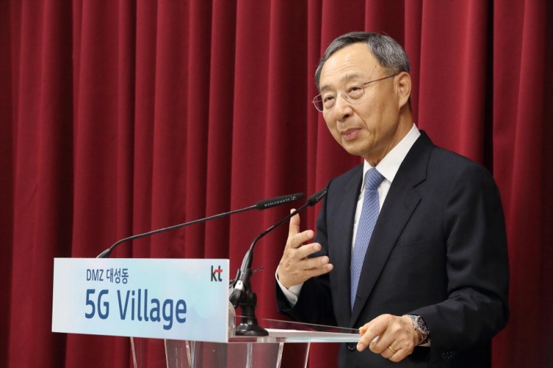 △황창규 KT 회장이 ‘DMZ 대성동 5G 빌리지’ 개소식에서 인사말을 하고 있다/사진=KT