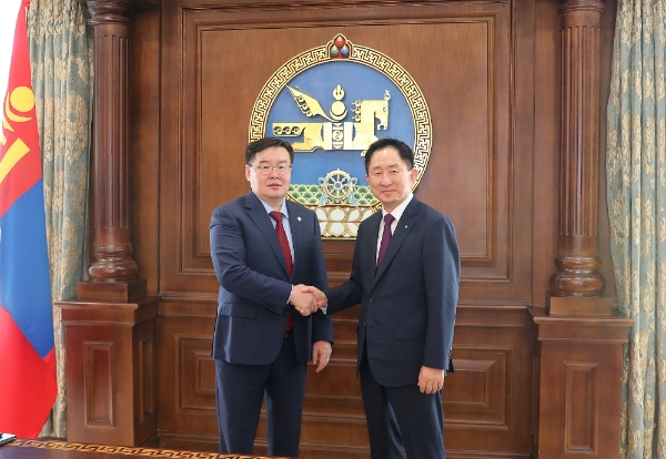 ▲검버자브 잔당샤트르(왼쪽) 몽골 국회의장과 이진국 하나금융투자 사장(오른쪽)이 기념 촬영을 하고 있다./ 사진=하나금융투자