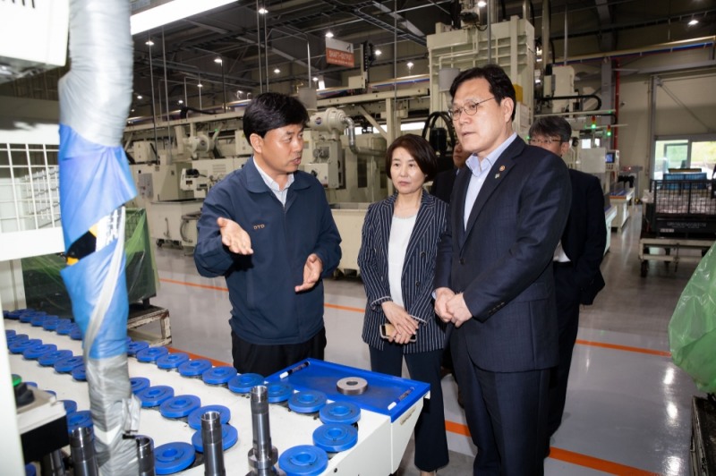 최종구 금융위원장이 27일 주력산업 금융지원 관련 울산·경남지역 현장 방문에서 자동차 부품업체 (주)오토인더스트리의 생산시설 설명을 듣고 있다. / 사진= 금융위원회