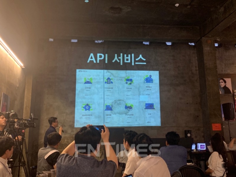 이욱환 디지털전략부 차장이 27일 성수동 갤러리 카페 바이산에서 우리은행 오픈API를 설명하고 있다./사진=전하경 기자