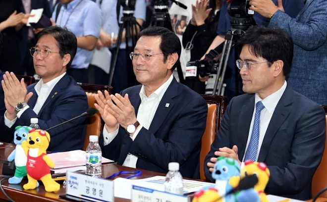 (왼쪽부터) 성윤모 산업통상자원부 장관, 이용섭 광주시장, 공영운 현대차 전략기획담당 사장. (사진=광주시)