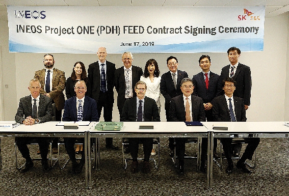 ▲ SK건설은 지난달 17일 글로벌 화학 기업인 이네오스(INEOS)와 벨기에 앤트워프(Antwerp) 석유화학단지에 PDH(Propane Dehydrogenation) 플랜트 건설을 위한 FEED 계약을 체결했다. 사진 = SK건설