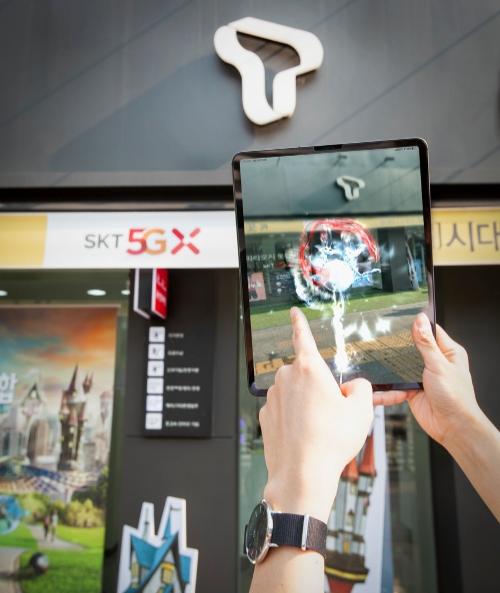 △SK텔레콤 모델이 해리포터 AR 게임을 시연하고 있다/사진=SK텔레콤