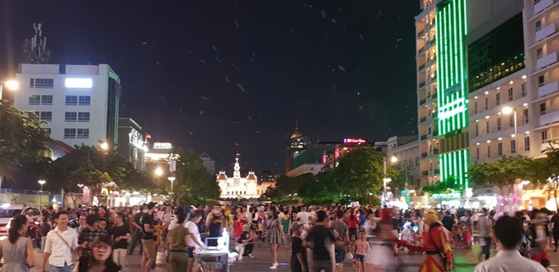 호치민 시청 앞 광장의 평일 밤 풍경 (사진=김우성)
