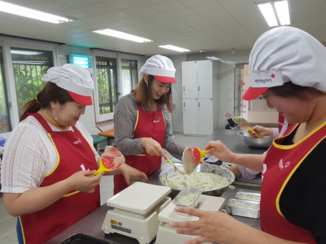 바로바로론 사랑나눔 봉사단이 파운드 케이크 반죽의 계량을 하고 있다. / 사진 = 바로크레디트대부