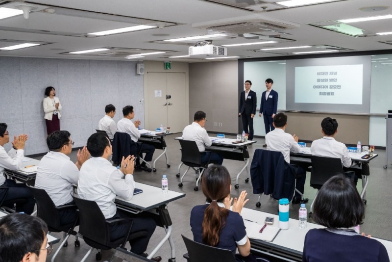 JB금융그룹 신입직원이 ‘신입직원 아이디어 공모전’ 발표를 하고 있다./사진=JB금융그룹