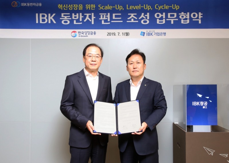 지난 1일 'IBK창공 마포‘에서 열린 ‘IBK 동반자 펀드 조성 업무협약식’에서 전규백 기업은행 CIB그룹 부행장(오른쪽)과 성기홍 한국성장금융투자운용 대표이사가 기념촬영을 하고 있다. / 사진= IBK기업은행