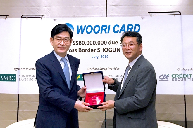 지난 1일 일본 현지에서 진행된 기념식에서 우리카드 정원재 사장(왼쪽)과 히로시 이리에 미쓰이스미토모은행(SMBC) 부행장이 기념사진을 촬영하고 있다. / 사진 = 우리카드