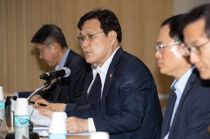 최종구 금융위원장이 2일 서울 종로구 생명보험협회 교육문화센터에서 열린 '건강증진형 보험상품 서비스 활성화 방안 간담회'에서 모두발언을 하고 있다. / 사진= 금융위원회