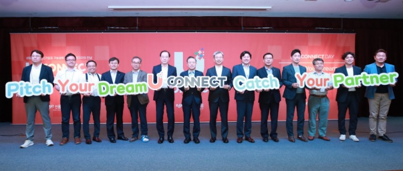 윤대희 신용보증기금 이사장(왼쪽 7번째)이 정성인 한국벤처캐피탈 협회장(왼쪽 8번째), 성기홍 한국성장금융 대표이사(왼쪽 6번째) 등 참석자들과 함께 2일 서울 마포구 서울창업허브에서 개최된 민간투자유치 플랫폼 'U-CONNECT'(유커넥트) 출범식에서 기념촬영을 하고 있다./사진=신용보증기금